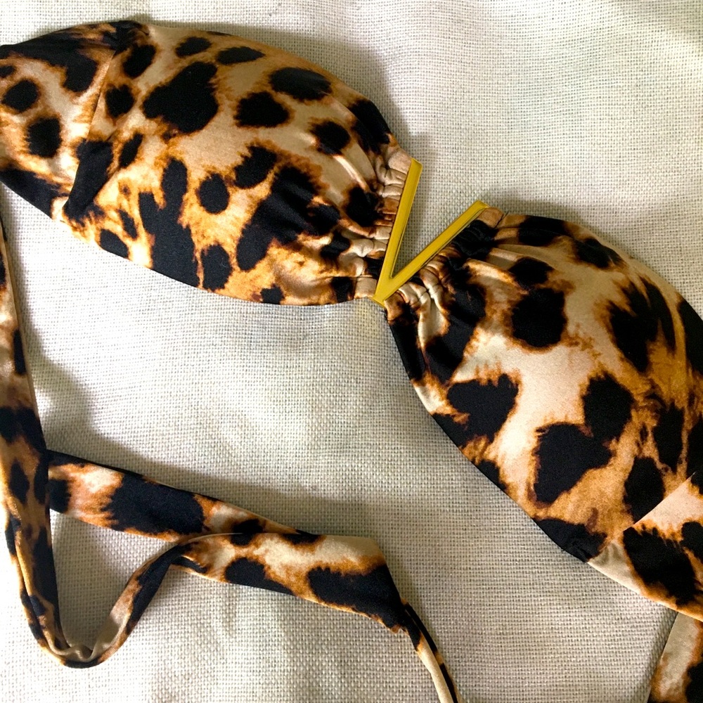 Me-wow! Super cute VS leopard print swim top.